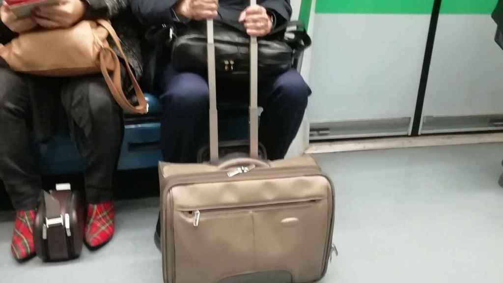 Joan Gaspart en el metro de Madrid. Foto: Twitter (@albcama)