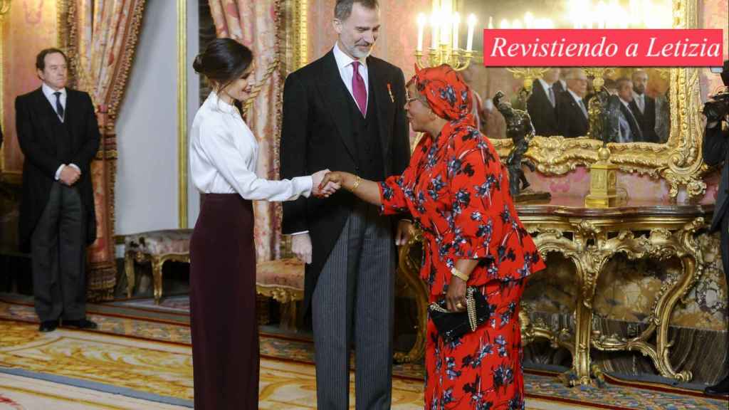 Letizia junto al rey Felipe saludando a un miembro del Cuerpo Diplomático.