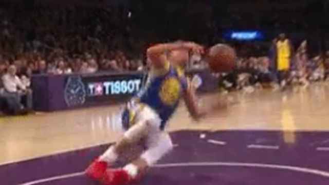 Stephen Curry se resbala en el partido contra Los Ángeles Lakers