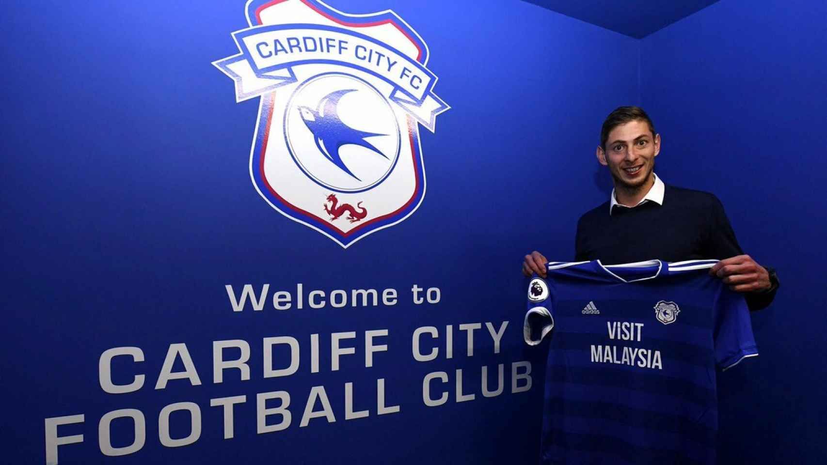 Emiliano Sala posando con la camiseta del Cardiff. Foto: Twitter (@EmilianoSala1)