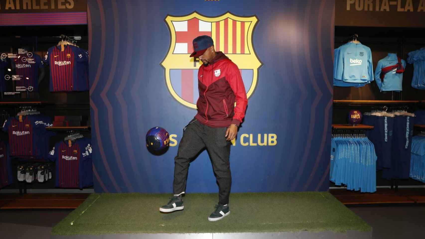 Kevin-Prince Boateng, en su presentación como nuevo futbolista del Barcelona. Foto: Twitter (@fcbarcelona)