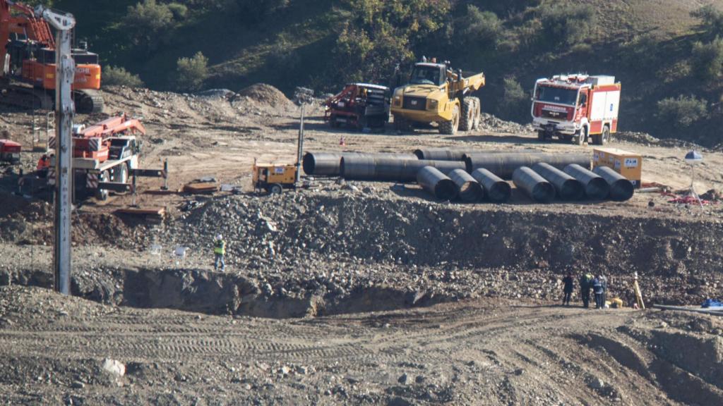 Tubos que han servido para encamisar el tunel que conectará con el pozo en el que está Julen