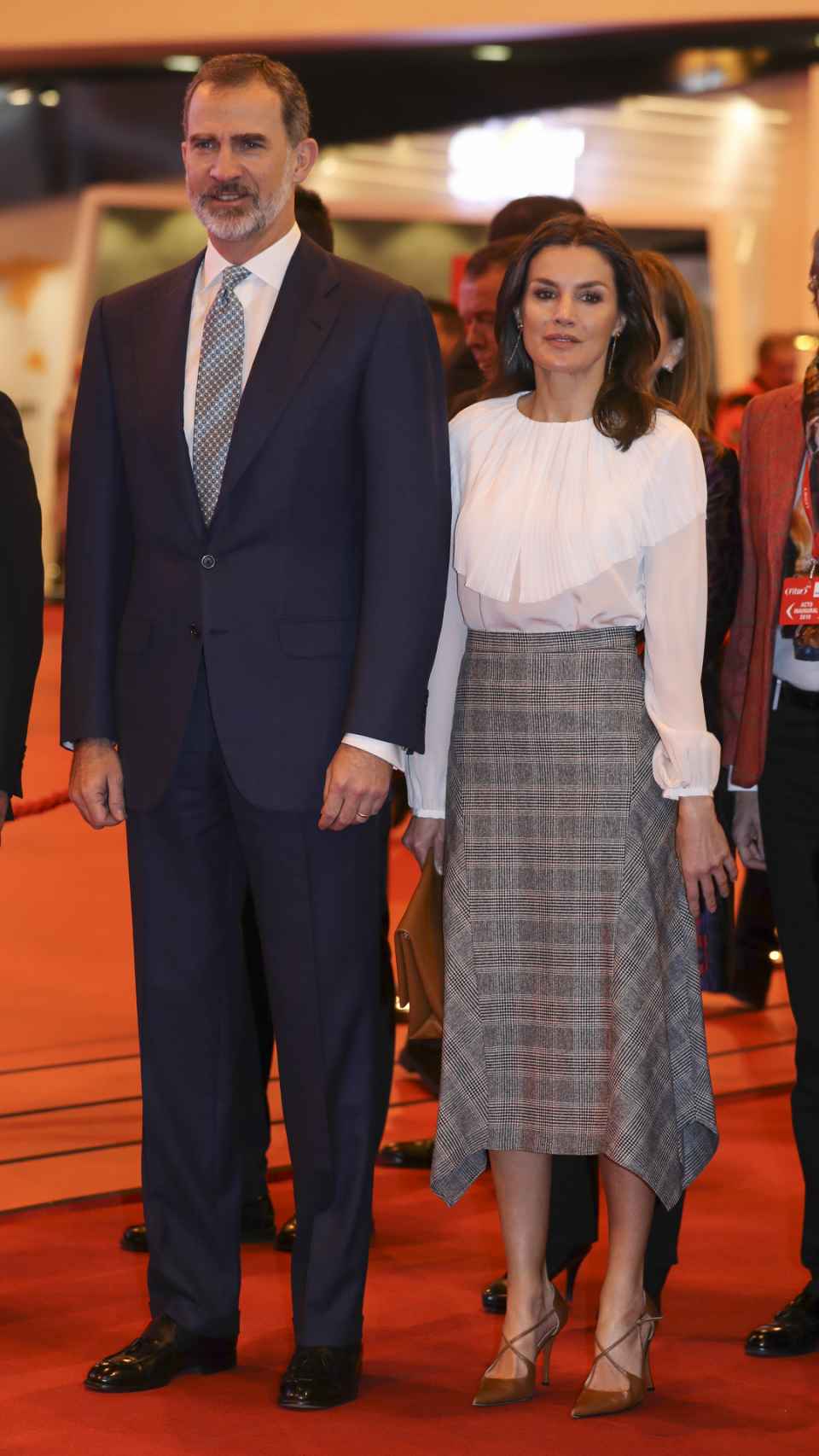 Felipe y la reina Letizia posando ante los medios en IFEMA.