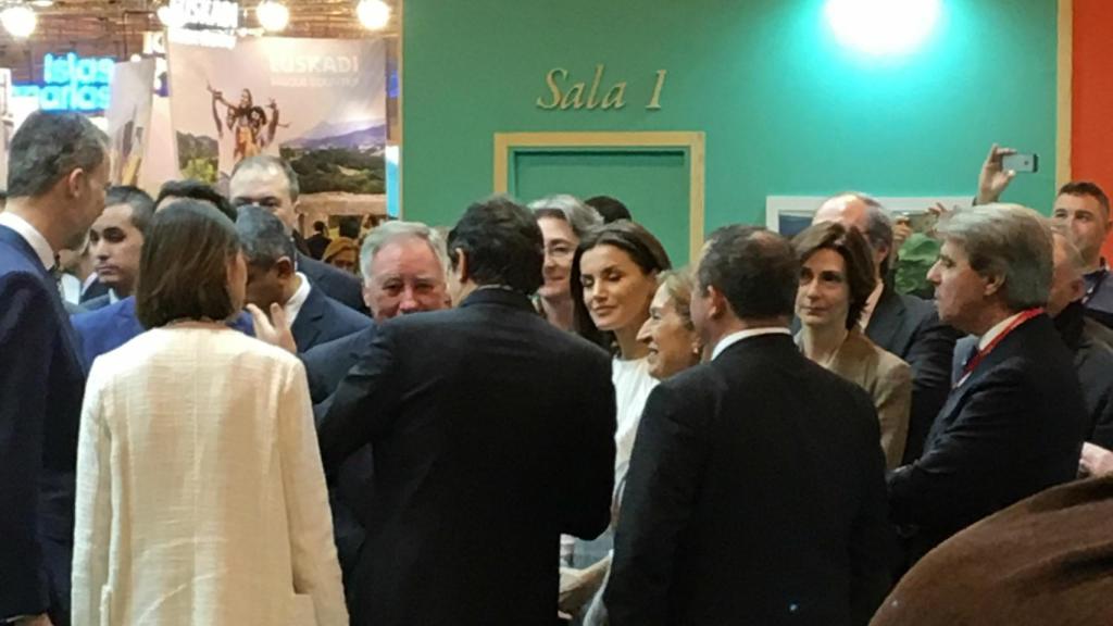 La reina Letizia, sonriente en el 'stand' de Asturias.