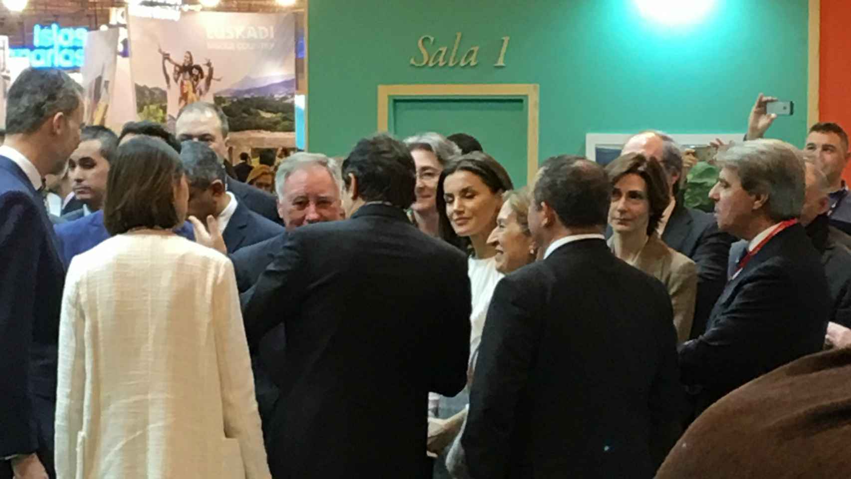 La reina Letizia, sonriente en el 'stand' de Asturias.