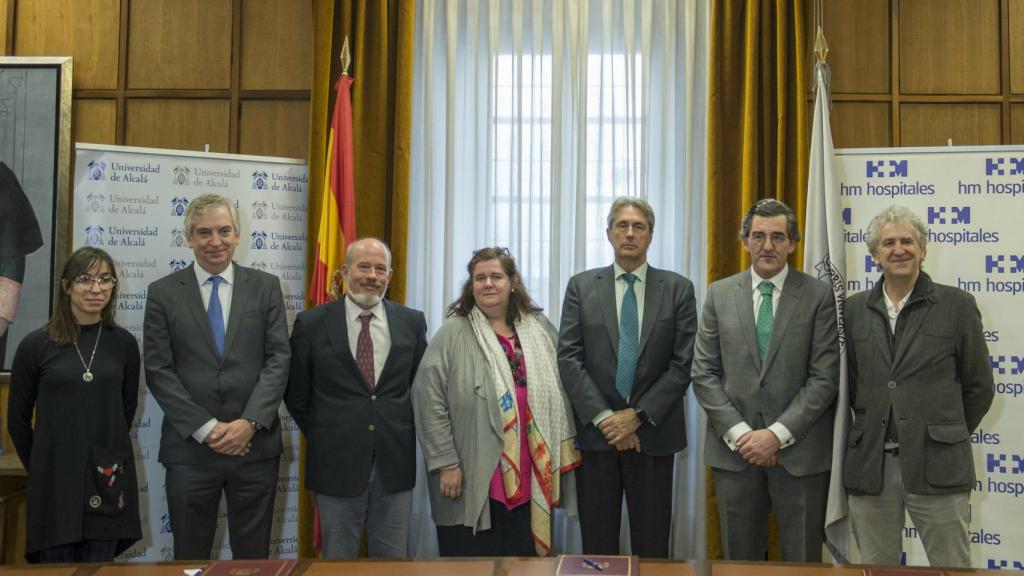 Mercedes Conde Valverde, investigadora de la Cátedra; Dr. Alfredo García, codirector de la Cátedra y otorrino de HM Hospitales; Prof. Ignacio Martínez, director de la Cátedra; Mª Teresa del Val, directora de la Fundación General de la UAH; José Vicente Saz Pérez, rector de la UAH; Dr. Juan Abarca Cidón, presidente de HM Hospitales; Juan Luis Arsuaga, paleontólogo e investigador en el yacimiento de Atapuerca