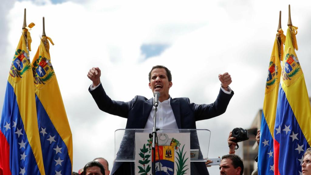 Un policía lanza proyectiles contra manifestantes en Caracas