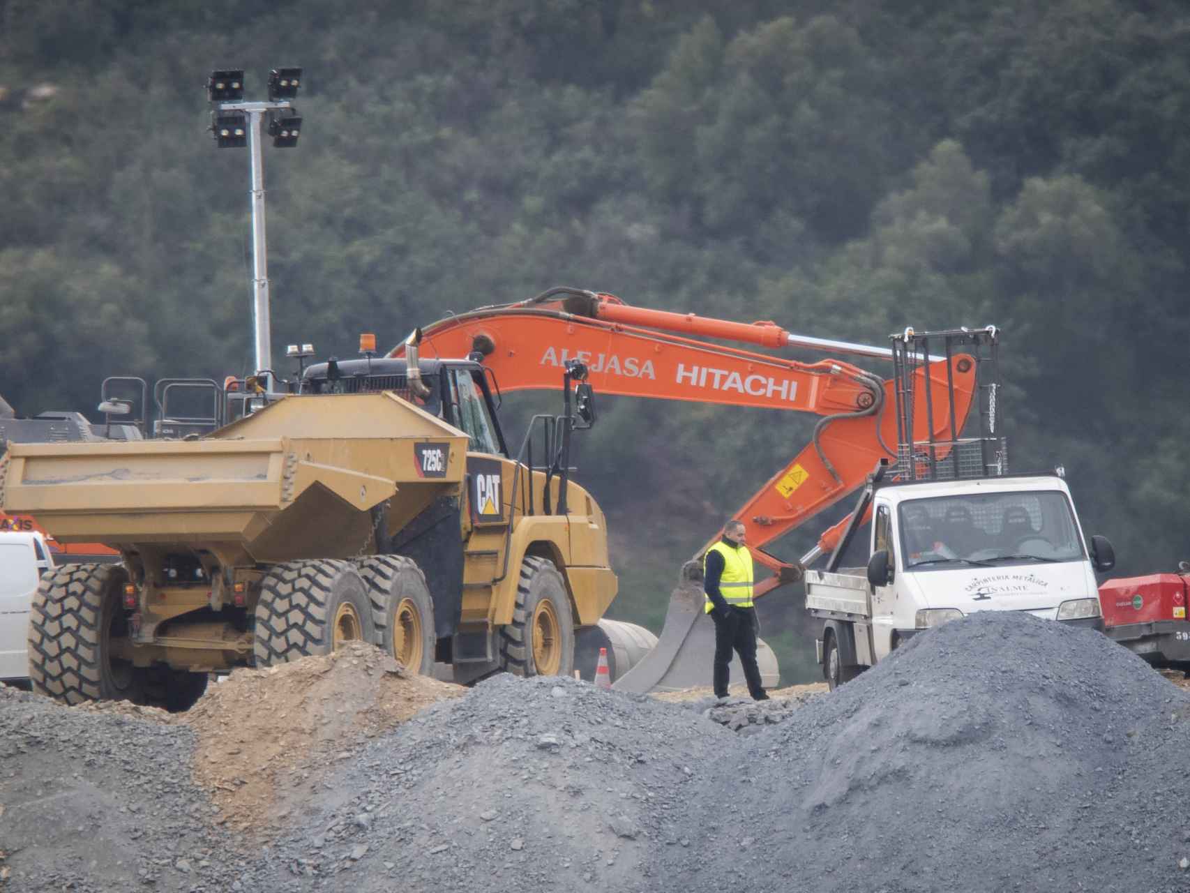 La cápsula en la que han de introducirse los mineros se encuentra encima de una camioneta desde hace días en la finca de Totalán (Málaga), donde un bebé de dos años cayó a un pozo el domingo 13 de enero.