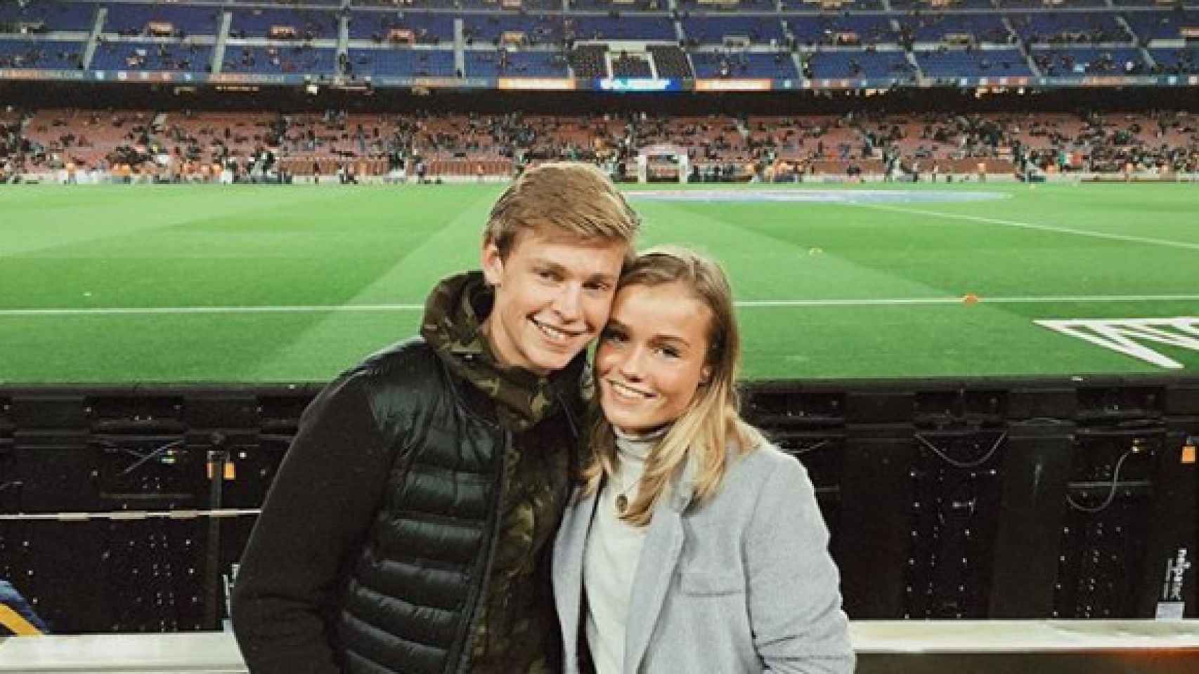 Frenkie De Jong y su novia. Foto: Instagram (@mikkykiemeney)