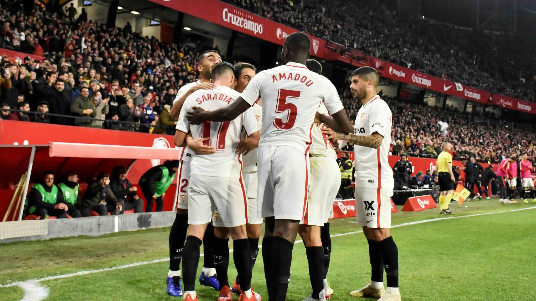 Los jugadores del Sevilla celebran uno de los goles marcados al Barcelona en la Copa del Rey
