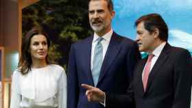 El rey Felipe VI y la reina Letizia, junto al presidente del Principado de Asturias , Javier Fernández.