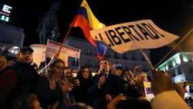 Manifestantes a favor de la democracia en Venezuela, entre ellos Pablo Casado, este jueves en la Puerta del Sol. / EFE
