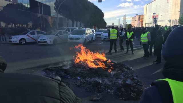 Taxistas de Madrid intentando bloquear el acceso a Fitur.