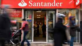 Una oficina del Banco Santander en una imagen de archivo.