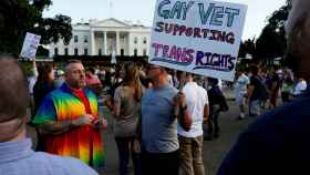 Una manifestación en apoyo a los transexuales en frente de la Casa Blanca.