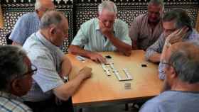 Jubilados jugando al dominó en una residencia