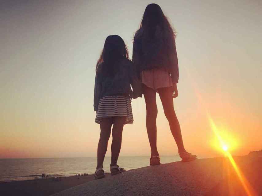 Las hijas de David Aleman fotografiadas por su parte en una puesta de sol.