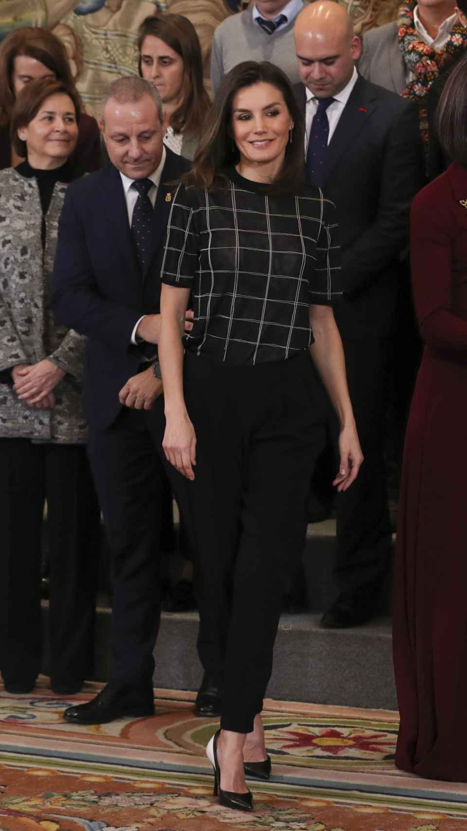 La reina Letizia caminando ante los invitados en Zarzuela.