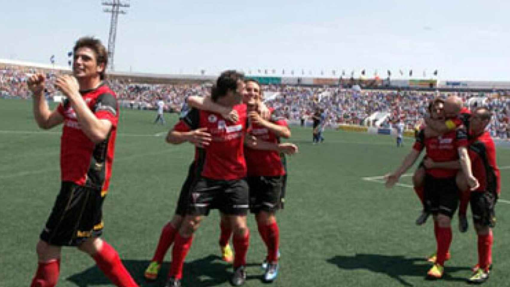 Los jugadores del Mirandés celebran su ascenso a Segunda. Foto: cdmirandes.com