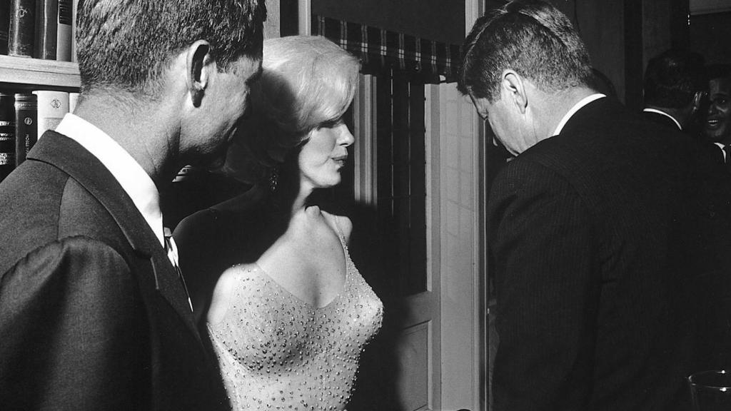 Una de las escasísimas fotos en las que coinciden JFK y Marilyn en público. Wikimedia Commons.