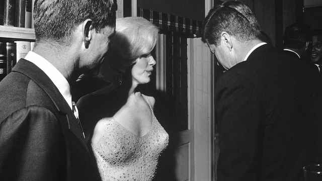 Una de las escasísimas fotos en las que coinciden JFK y Marilyn en público. Wikimedia Commons.