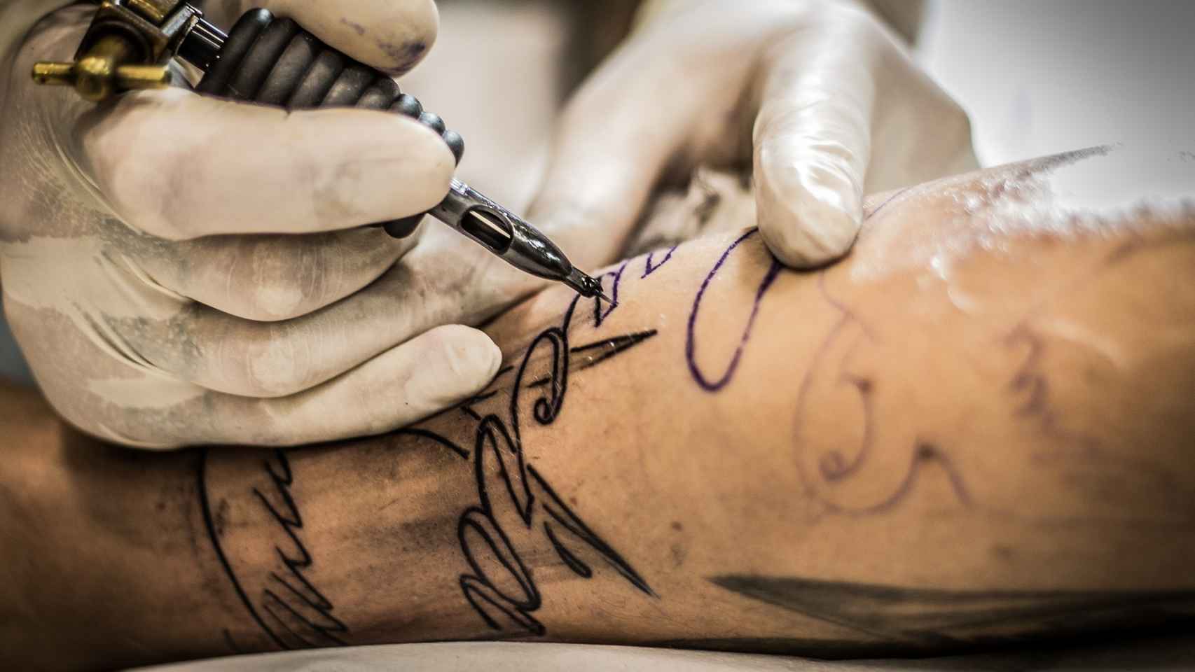 El peligro de los tatuajes en casa: "Las medidas higiénicas son una incógnita"