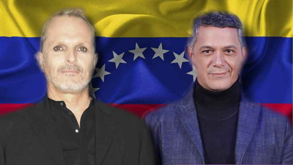 Miguel Bosé y Alejandro Sanz en un montaje de JALEOS frente a una bandera de Venezuela.