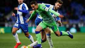 Leo Baptistao y Melendo tratan de robarle el balón a Guardado en el Espanyol - Betis de Copa del Rey