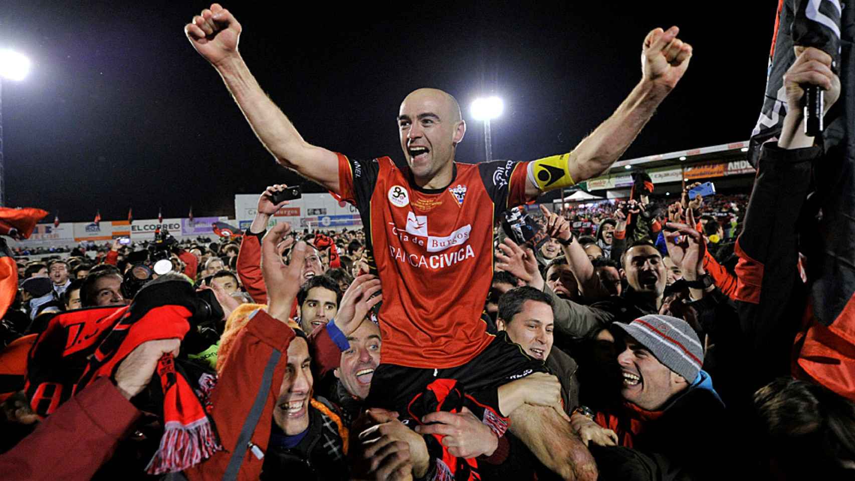 Pablo Infante, a hombros tras eliminar en cuartos de la Copa del Ry 2011/12 al Español