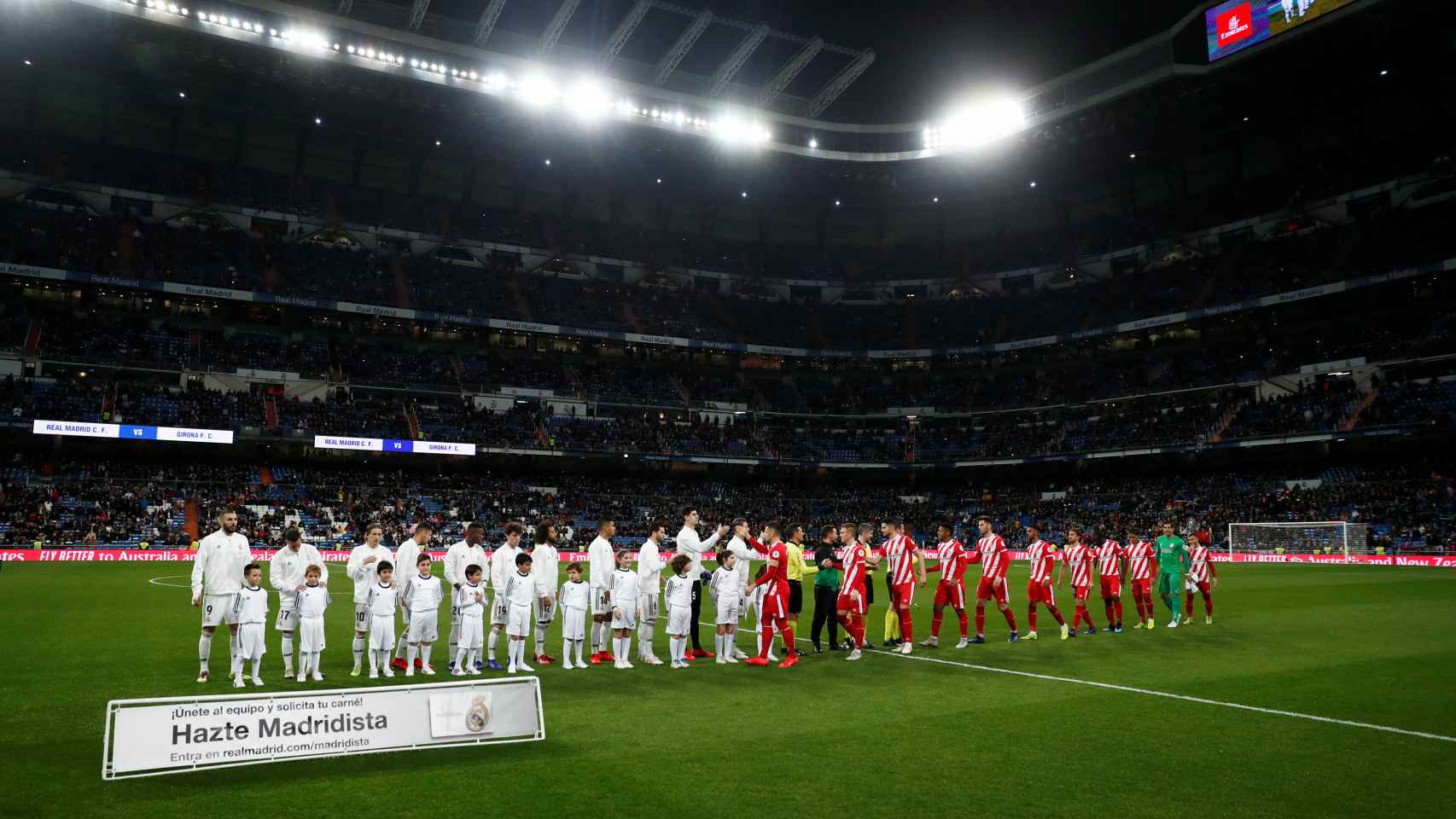 Los jugadores del Real Madrid y Girona se saludan antes del inicio del partido