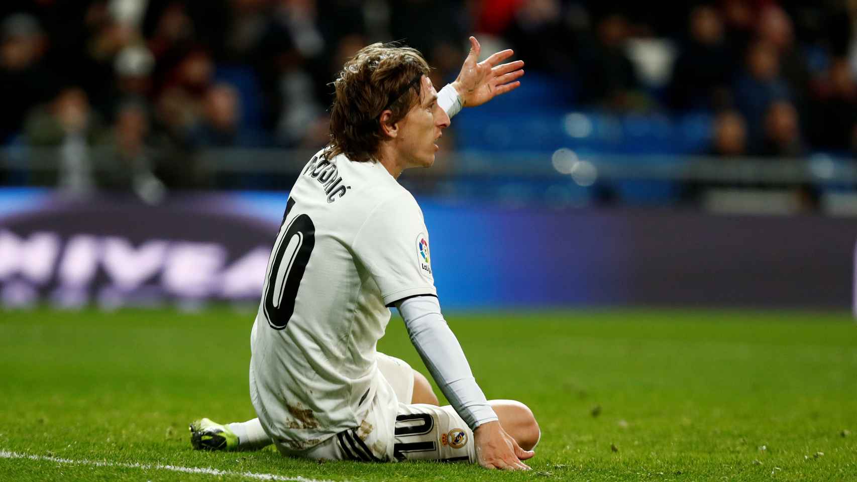 Luka Modric reclama penalti desde el suelo