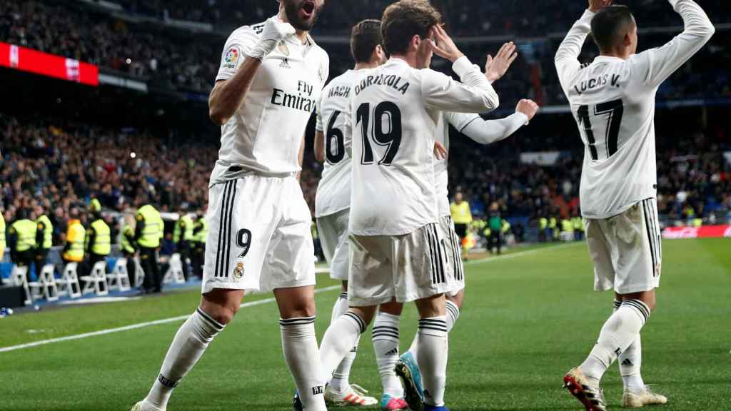 Karim Benzema celebra con el Santiago Bernabéu su gol ante el Girona