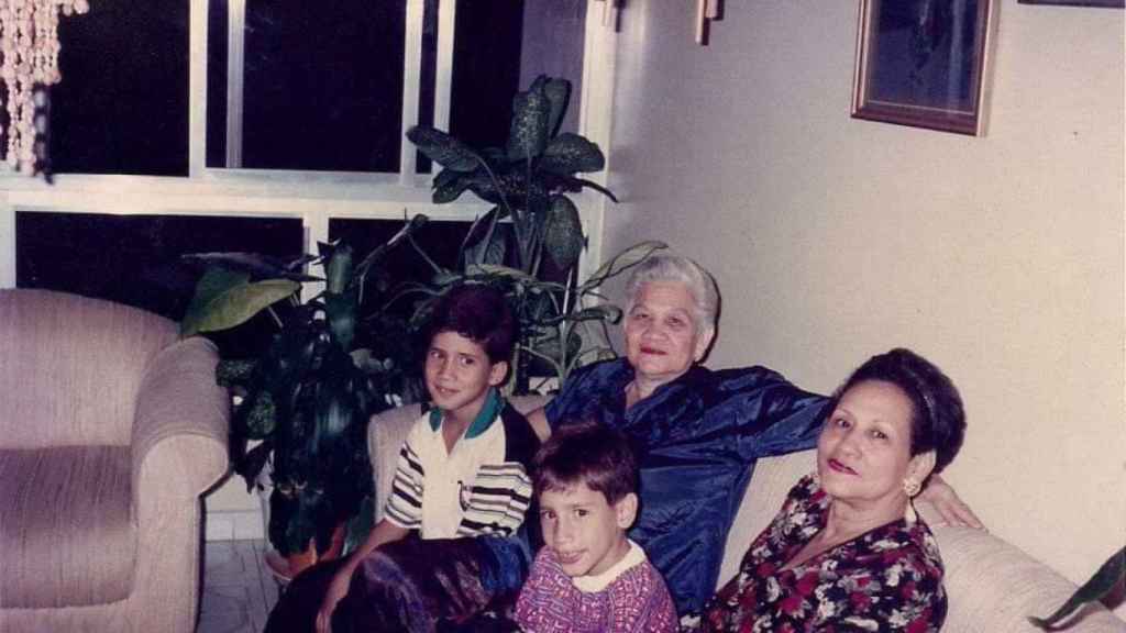 Juan Guaidó, a la izquierda, junto a su familia.