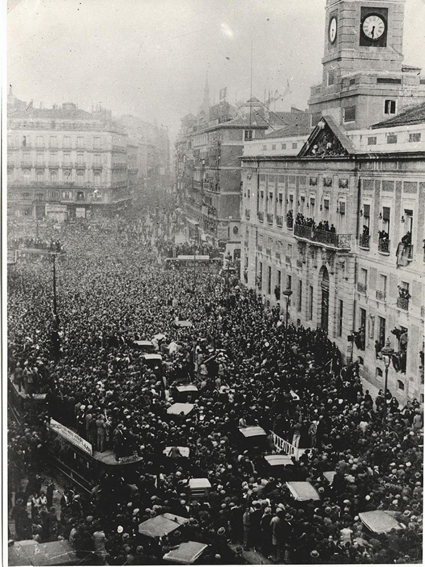 La Puerta del Sol de Madrid durante la proclamación de la Segunda República.