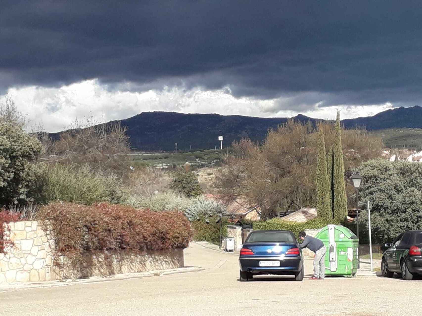 A lo largo de toda la mañana, un coche permanece aparcado con su dueño dentro vigilando la casa de los líderes de Podemos.