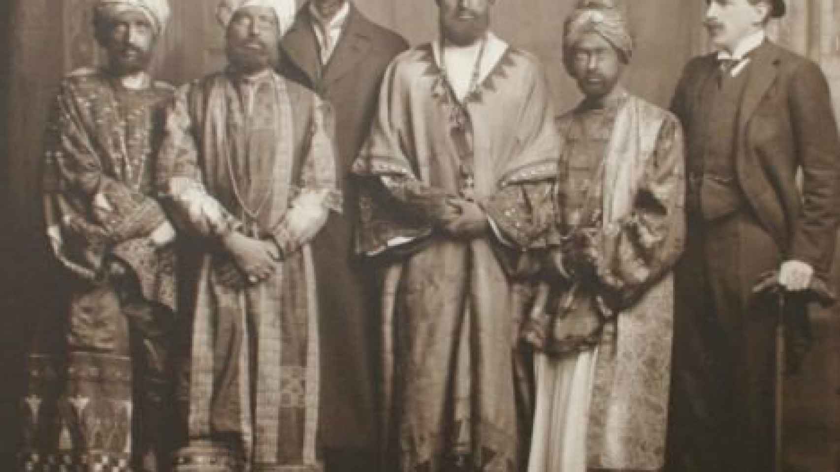 A la izquierda Woolf, junto al resto de intelectuales haciéndose pasar por etíopes