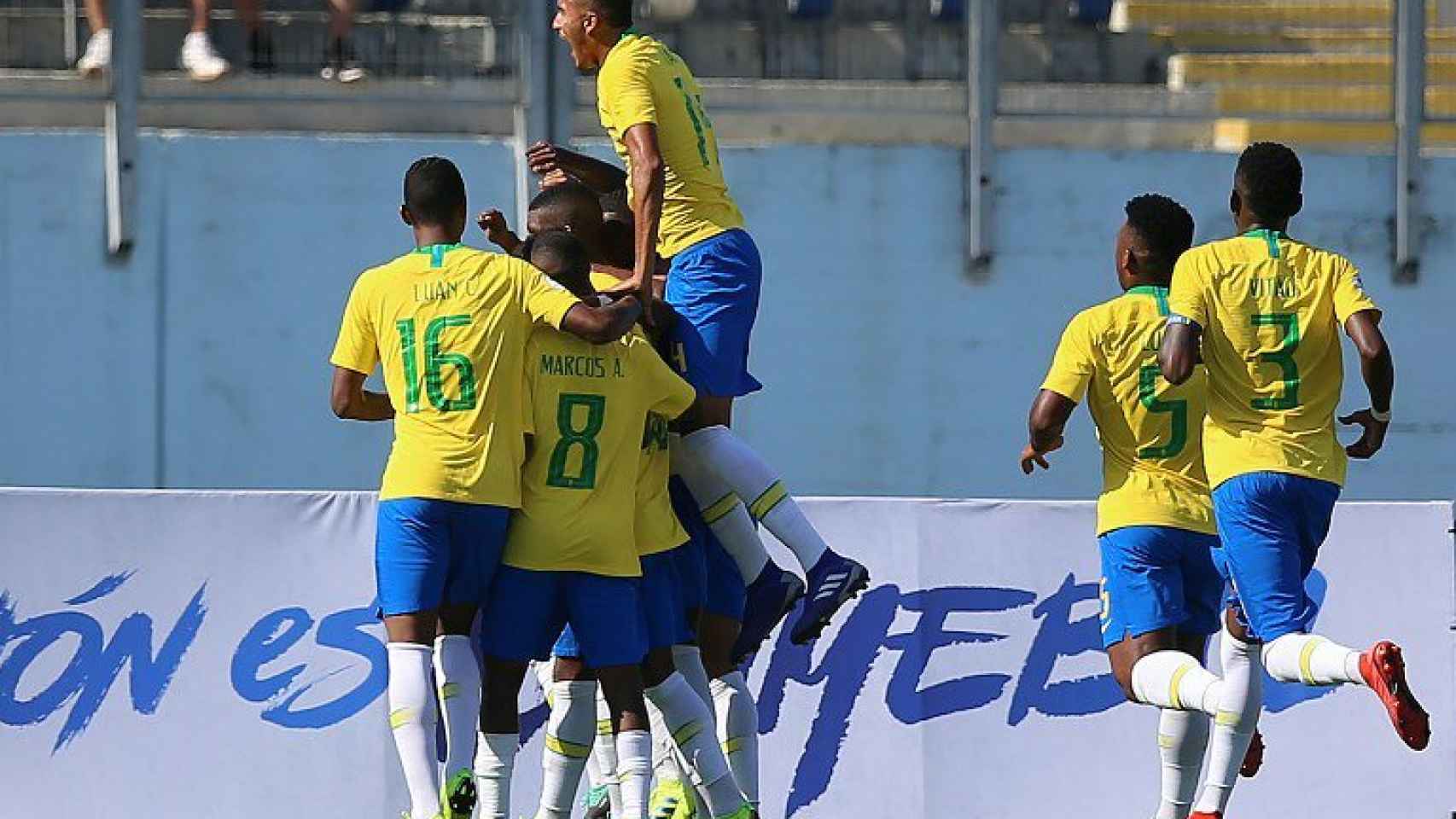 Los jugadores de Brasil celebran el gol a Bolivia. Foto: Twitter. (@CONMEBOL)