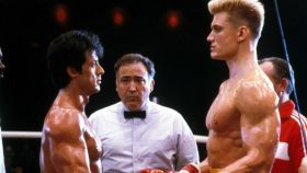 Rocky Balboa (Sylvester Stallone) y Dolph Lundgren (Iván Drago) antes de su combate.