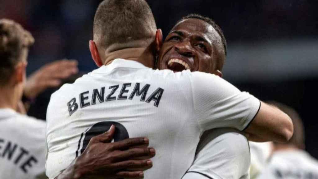 Benzema se abraza con Vinicius