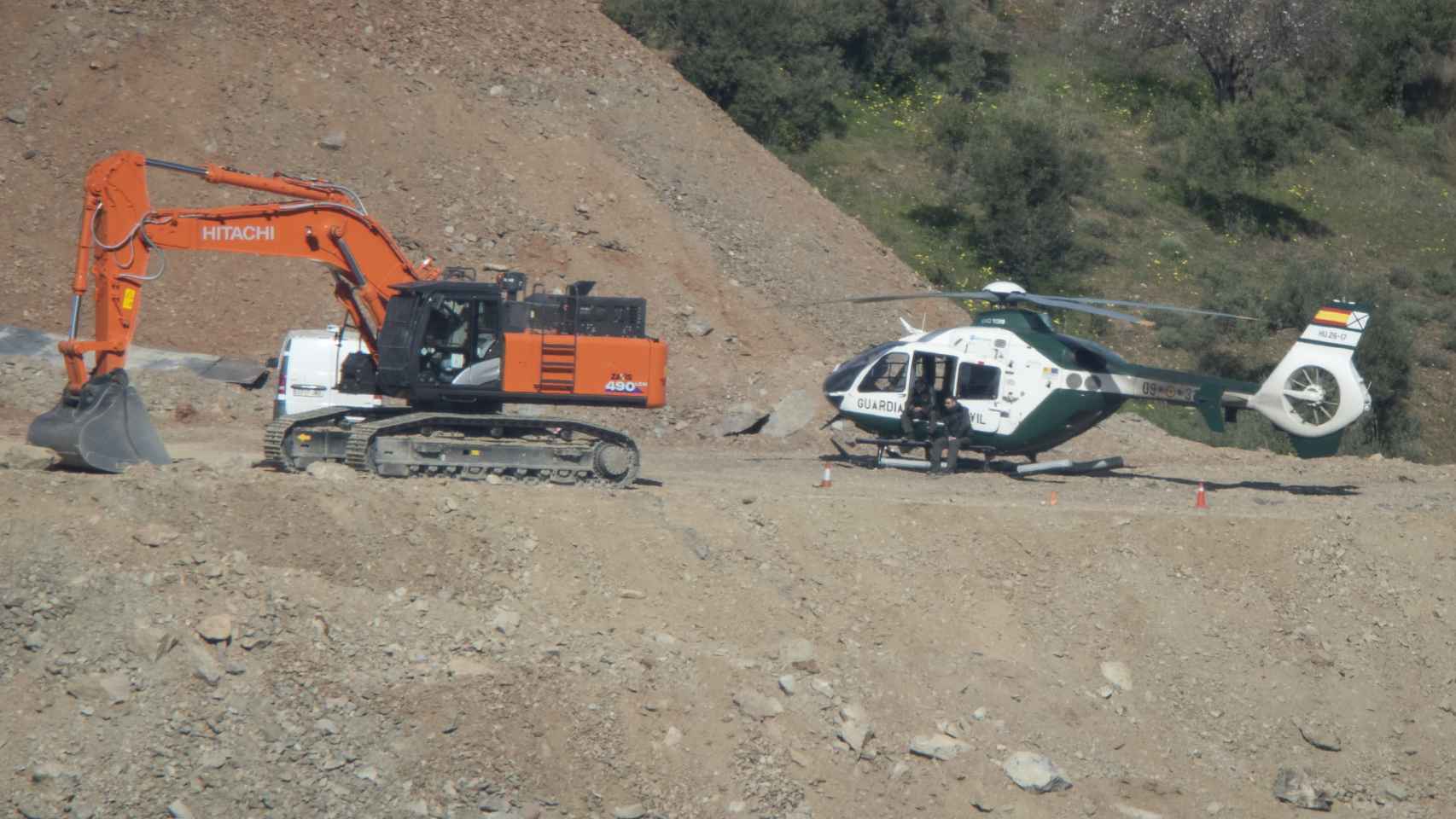 Un helicóptero espera a pocos metros del pozo donde trabajan los mineros para rescatar a Julen