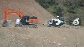 Un helicóptero espera a pocos metros del pozo donde trabajan los mineros para rescatar a Julen