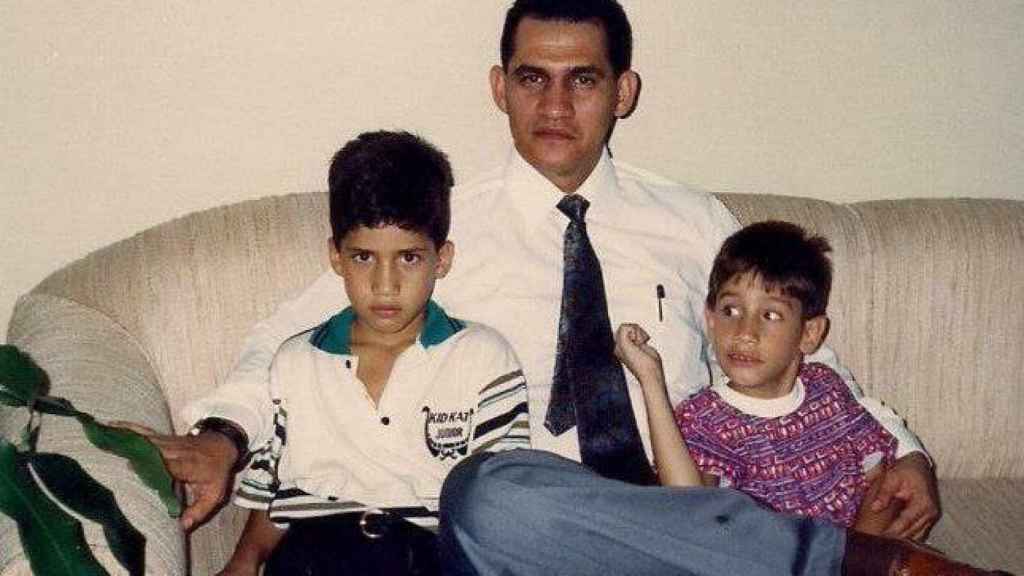 Wilmer Guaidó -en el centro- junto a sus dos hijos mayores. A la izquierda, el autoproclamado presidente de Venezuela, Juan Guaidó