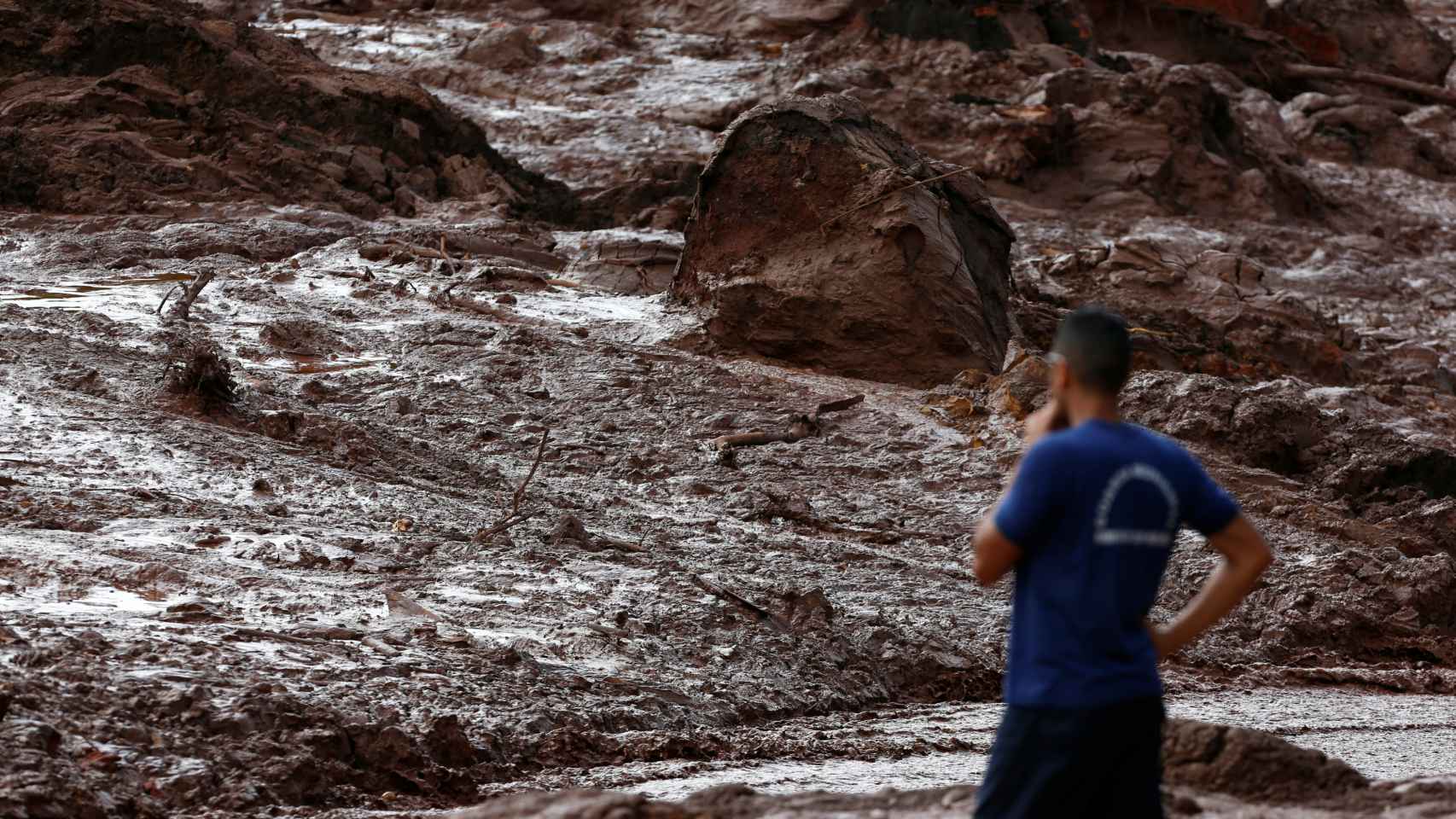 Un hombre contempla la ola de barro dejada por la presa de Vale, en Brasil.