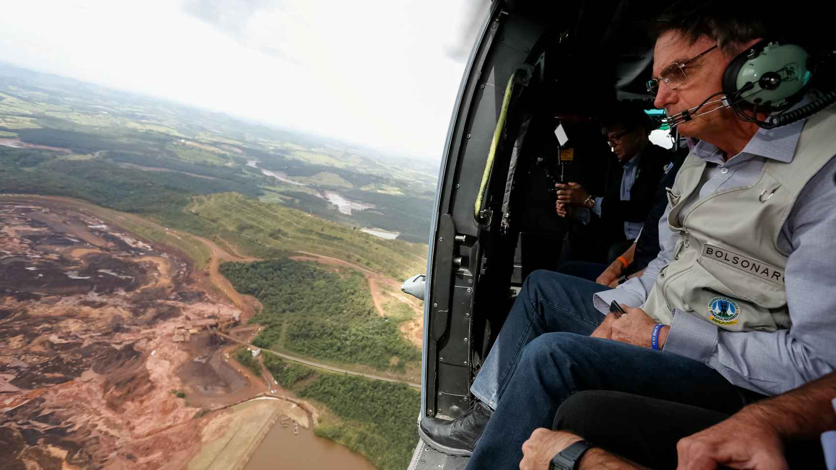 Bolsonaro contempla desde un helicóptero la destrucción causada.