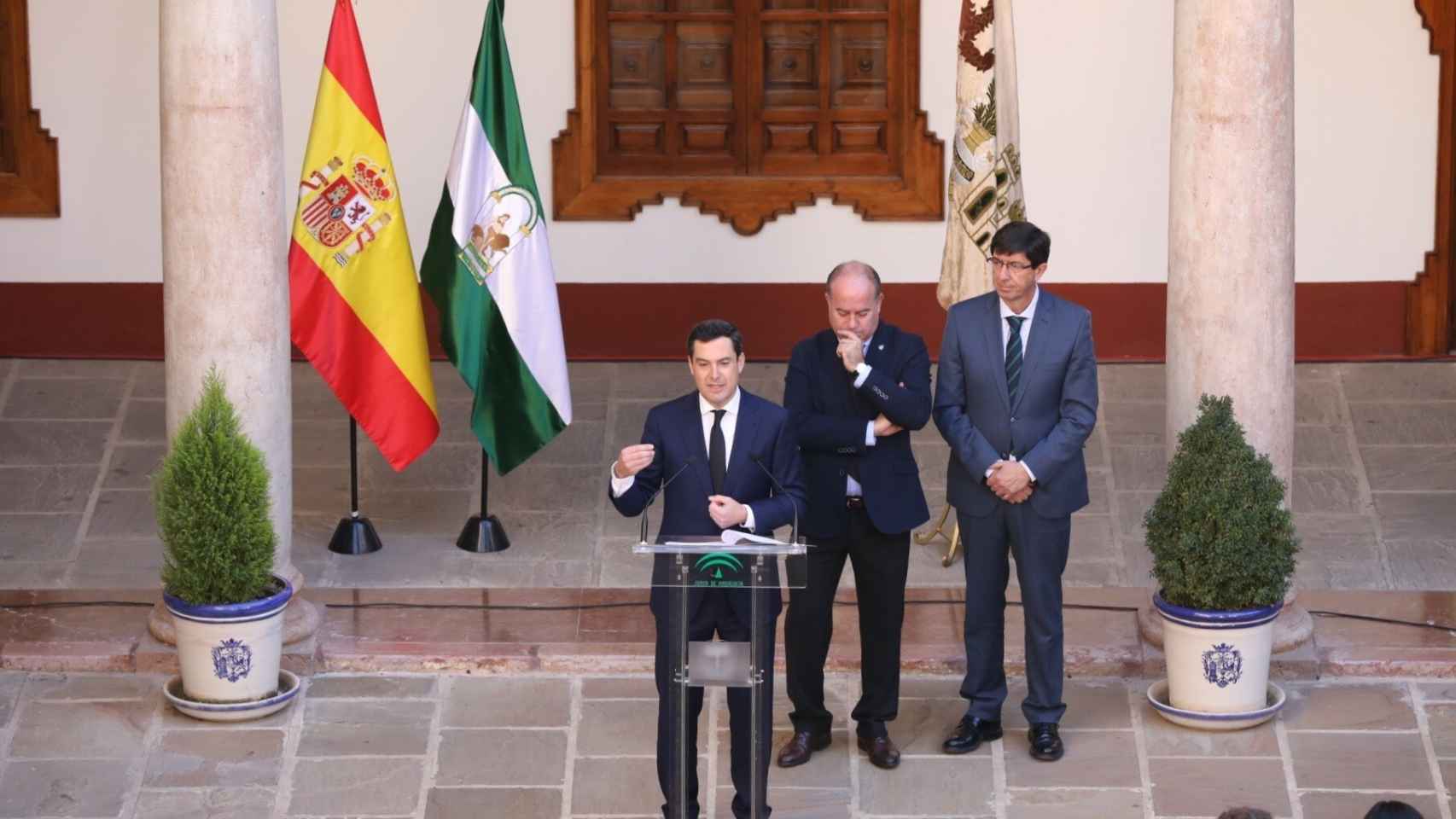 El presidente de la Junta de Andalucía, Juanma Moreno, tras el primer consejo de Gobierno, en Antequera.