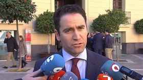 El secretario general del PP, García Egea, habla con los medios