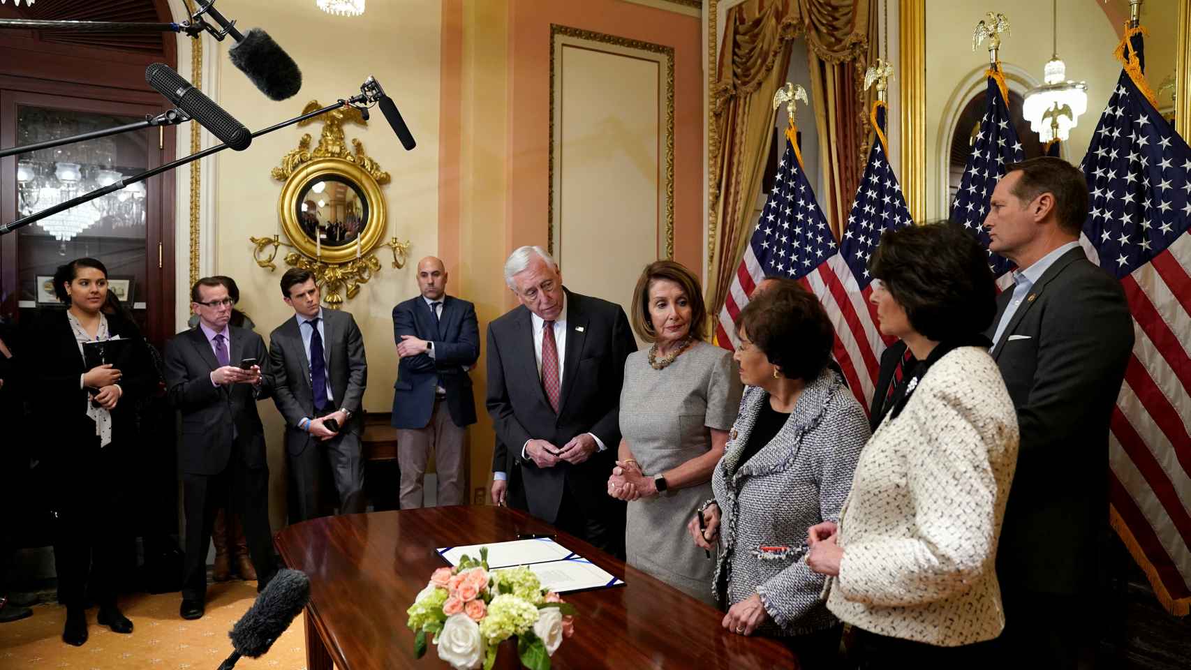 Nancy Pelosi atiende a los medios tras firmar la reapertura de la Administración