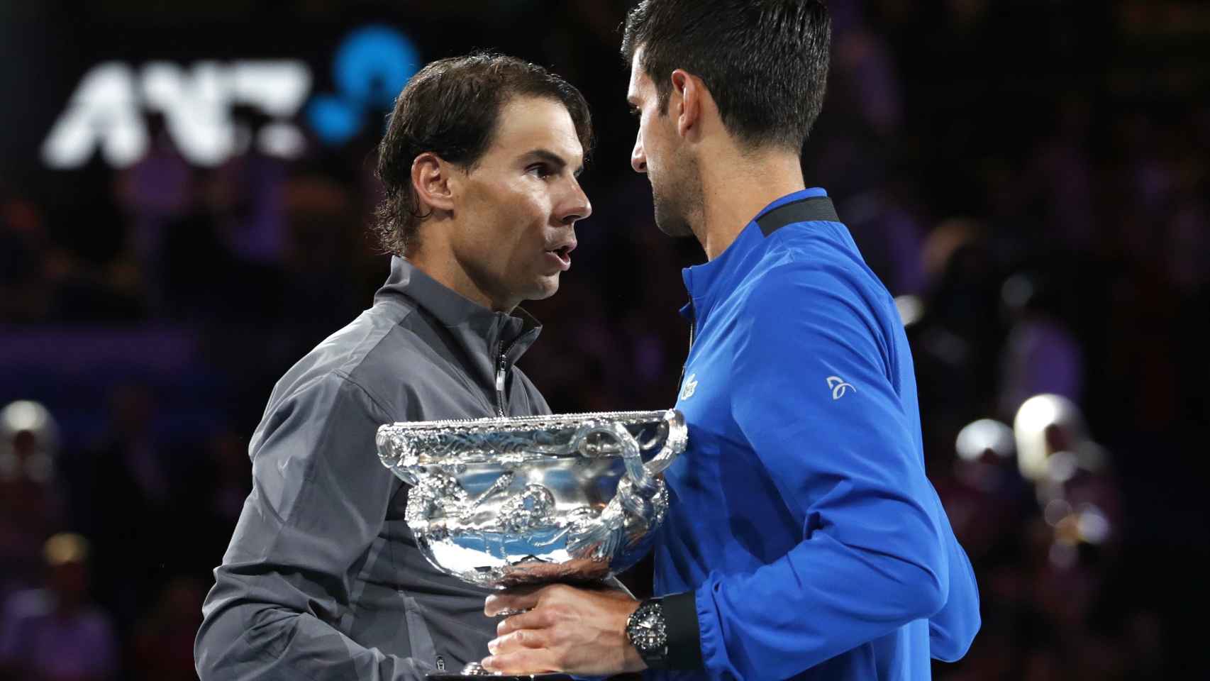 Nadal habla con Djokovic en la ceremonia de entrega de trofeos