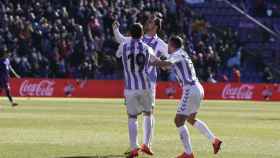Los jugadores del Valladolid celebran el primer gol