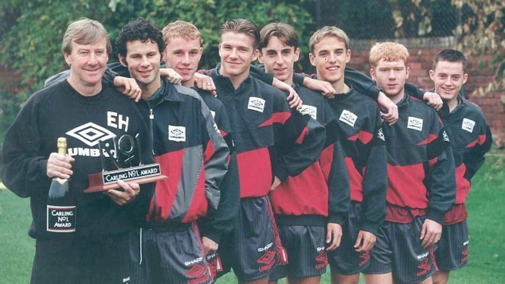 De izquierda a derecha: el entrenador Eric Harrison con Ryan Giggs, Nicky Butt, David Beckham, Gary y Phil Neville, Paul Scholes y Terry Cooke